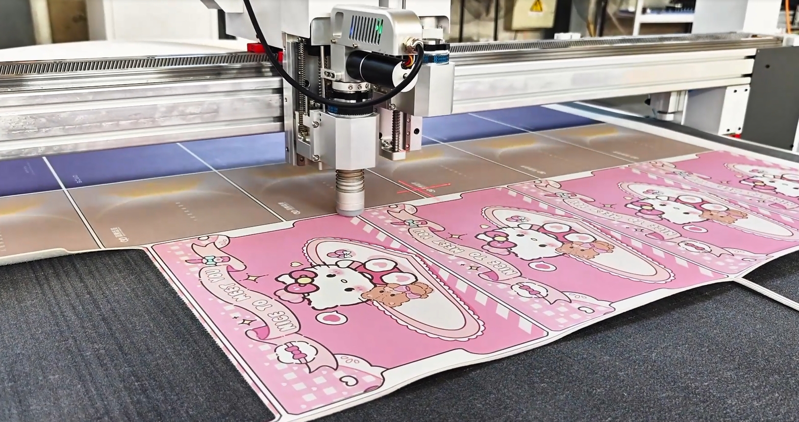 Cutting case of floor mat material