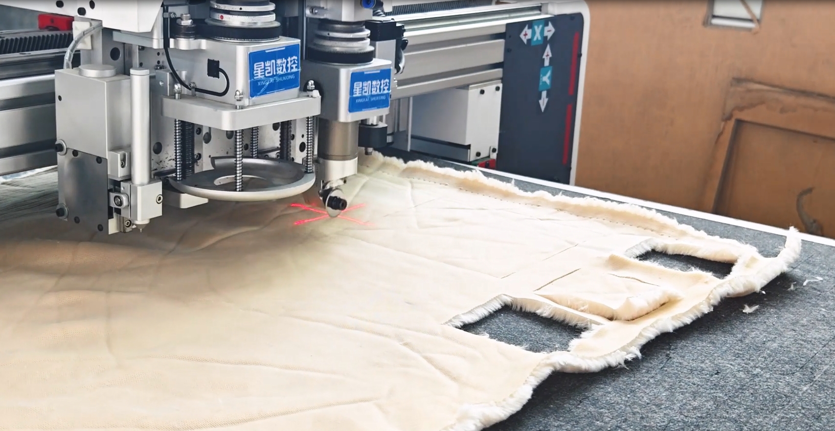 Cutting case of plush fabric