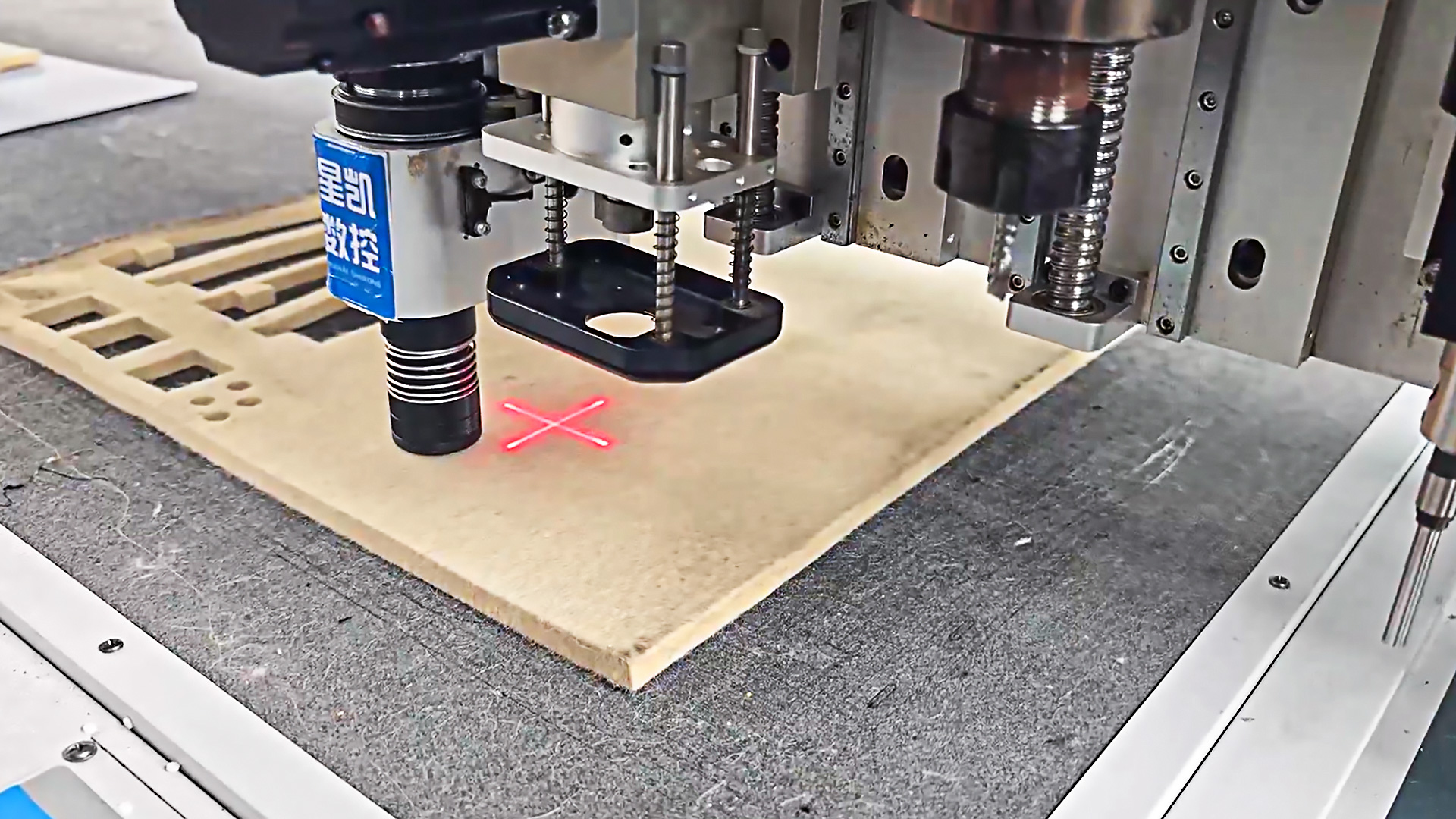 Wool felt vibrating knife cutting machine cutting case